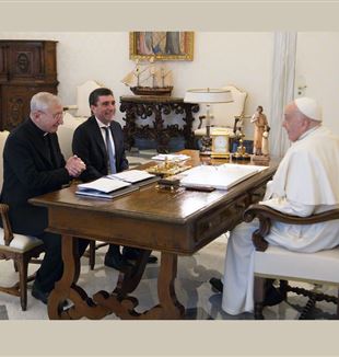 Dom Filippo Santoro e Davide Prosperi com o Papa Francisco em audiência privada no dia 15 de janeiro de 2024 (Vatican Media/Catholic Press Photo)