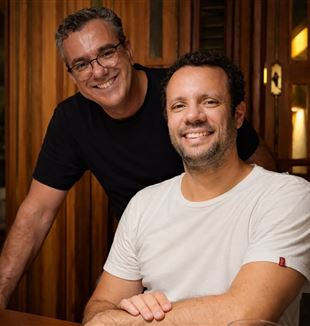 Prof. Achilles (de blusa preta), com seu orientador, prof. Cristiano.